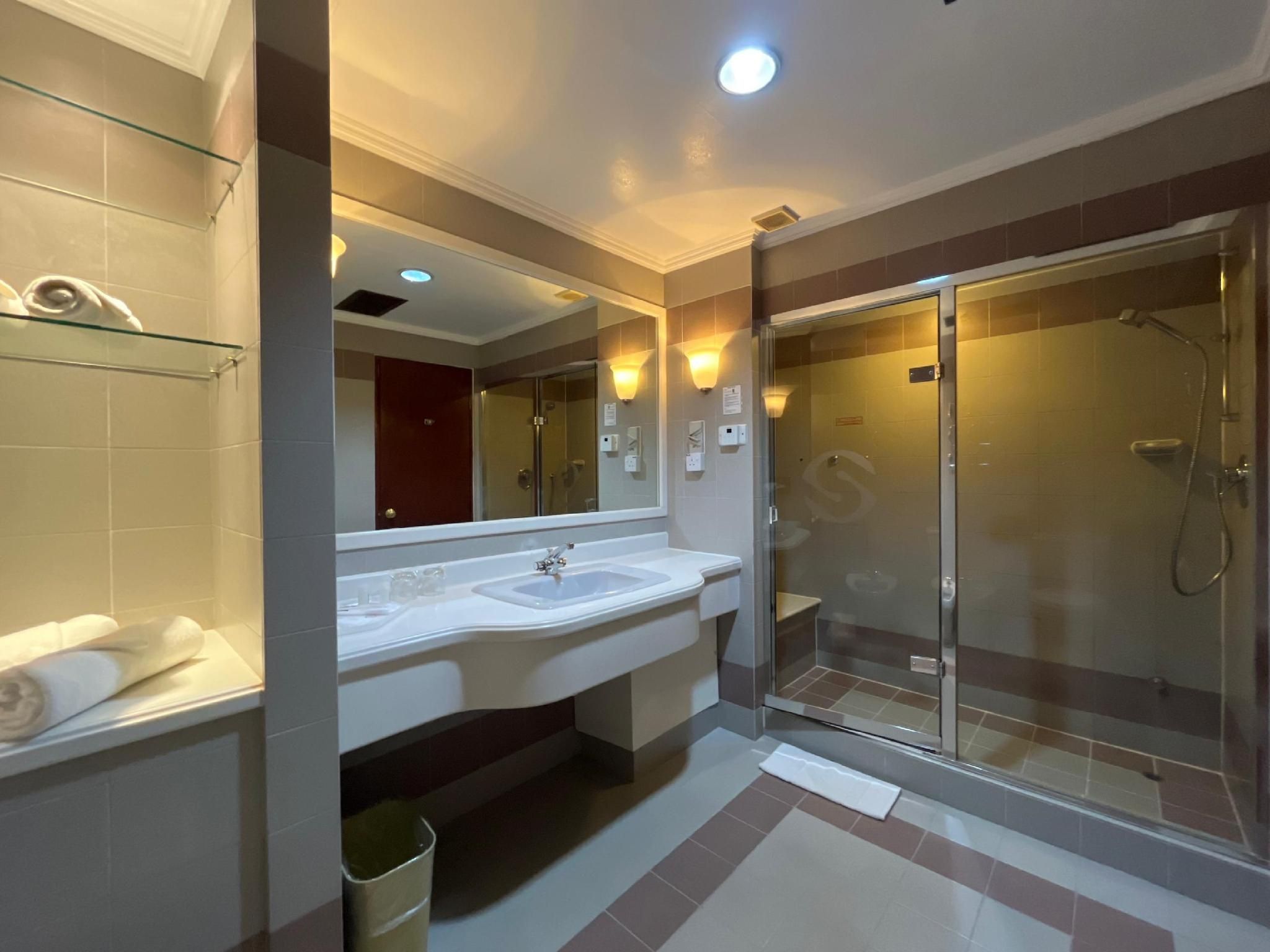 Suite with Steam Room