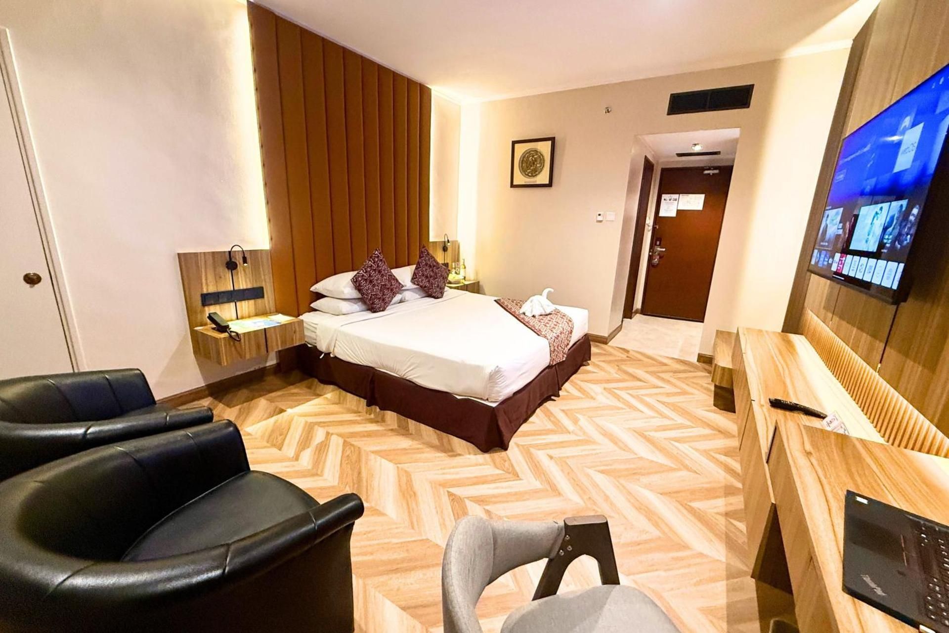Deluxe Hill View King Room