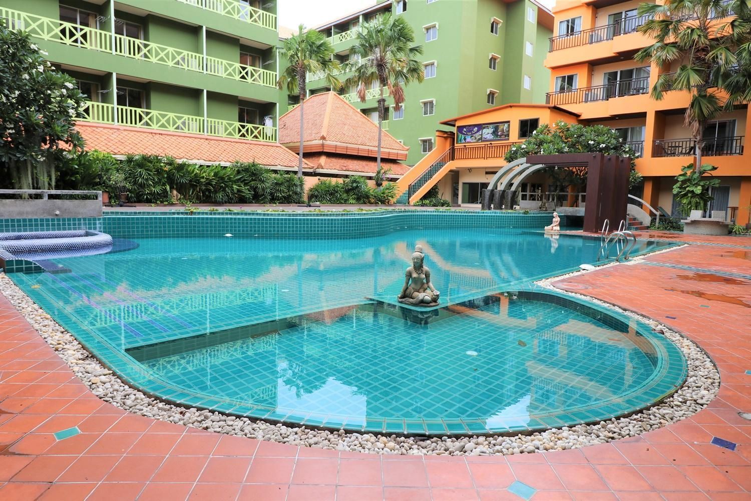 Swimming pool [outdoor]