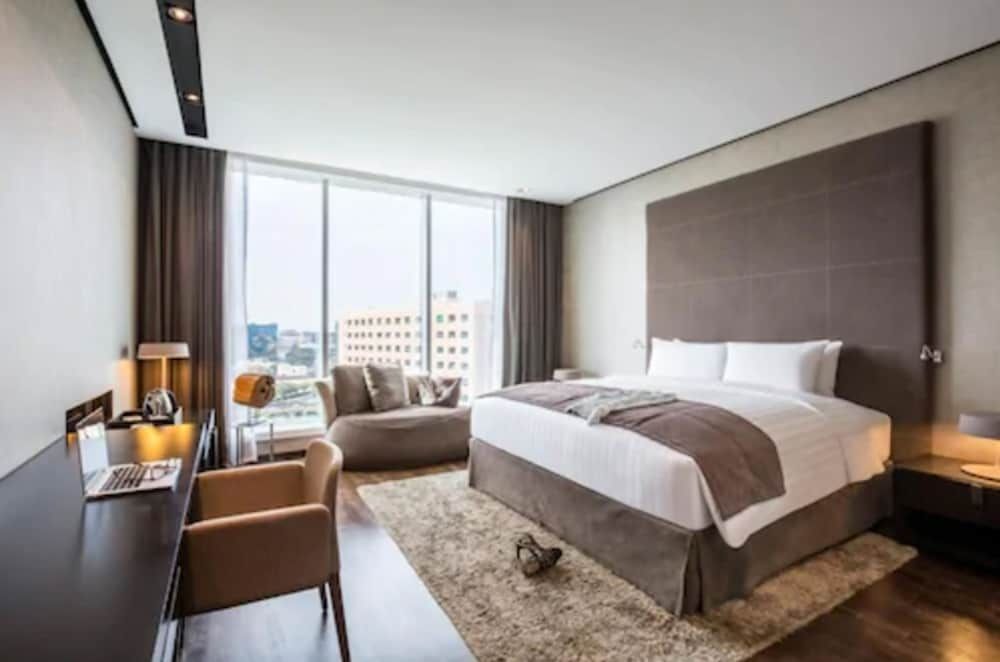 The Canvas Dubai - MGallery Hotel Collection Superior Room, 1 King Bed 3