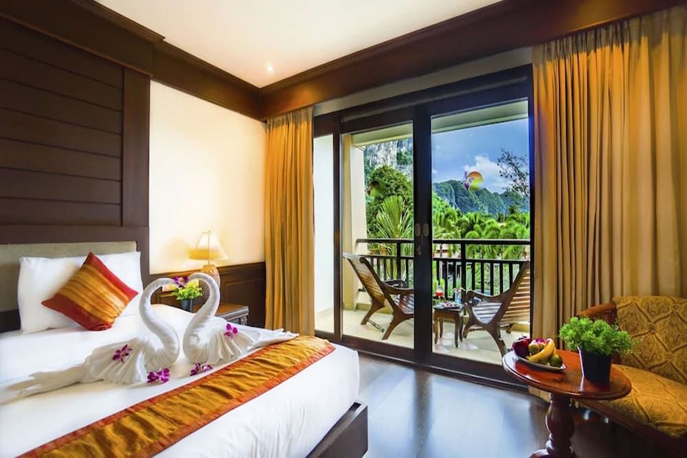 Deluxe Room, Pool View