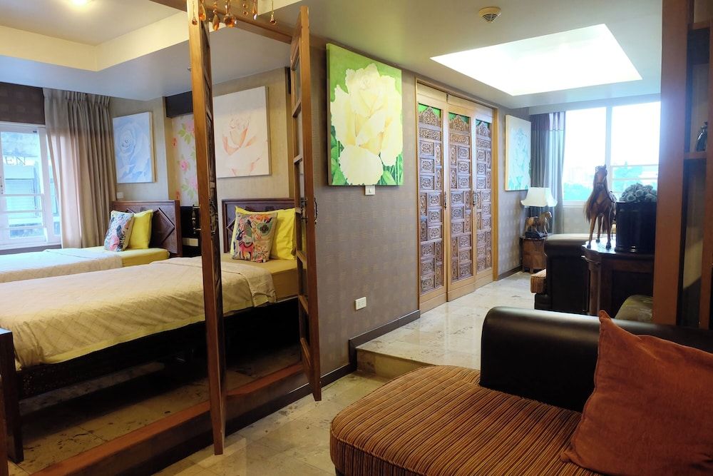 CORNER SUITE 2 (FAMILY ROOM)