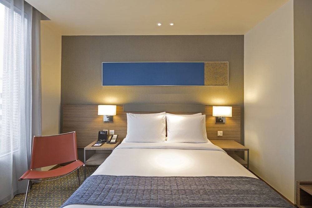 Holiday Inn Express Bangkok Sathorn by IHG Standard Room, 1 Queen Bed (Front of Building, Free Breakfast) 4