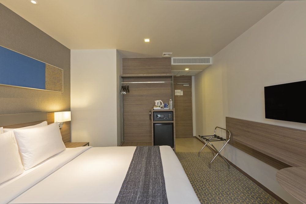 Holiday Inn Express Bangkok Sathorn by IHG Standard Room, 1 Queen Bed (Front of Building, Free Breakfast) 2