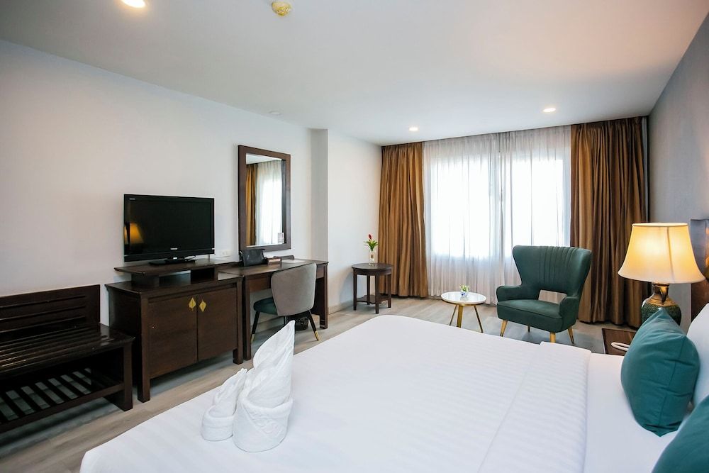 Deluxe Empress King Room