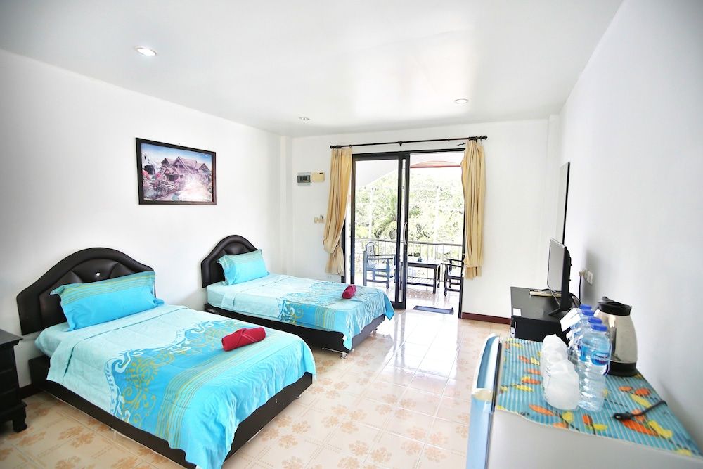 Lotus Friendly Hotel Family Room 6