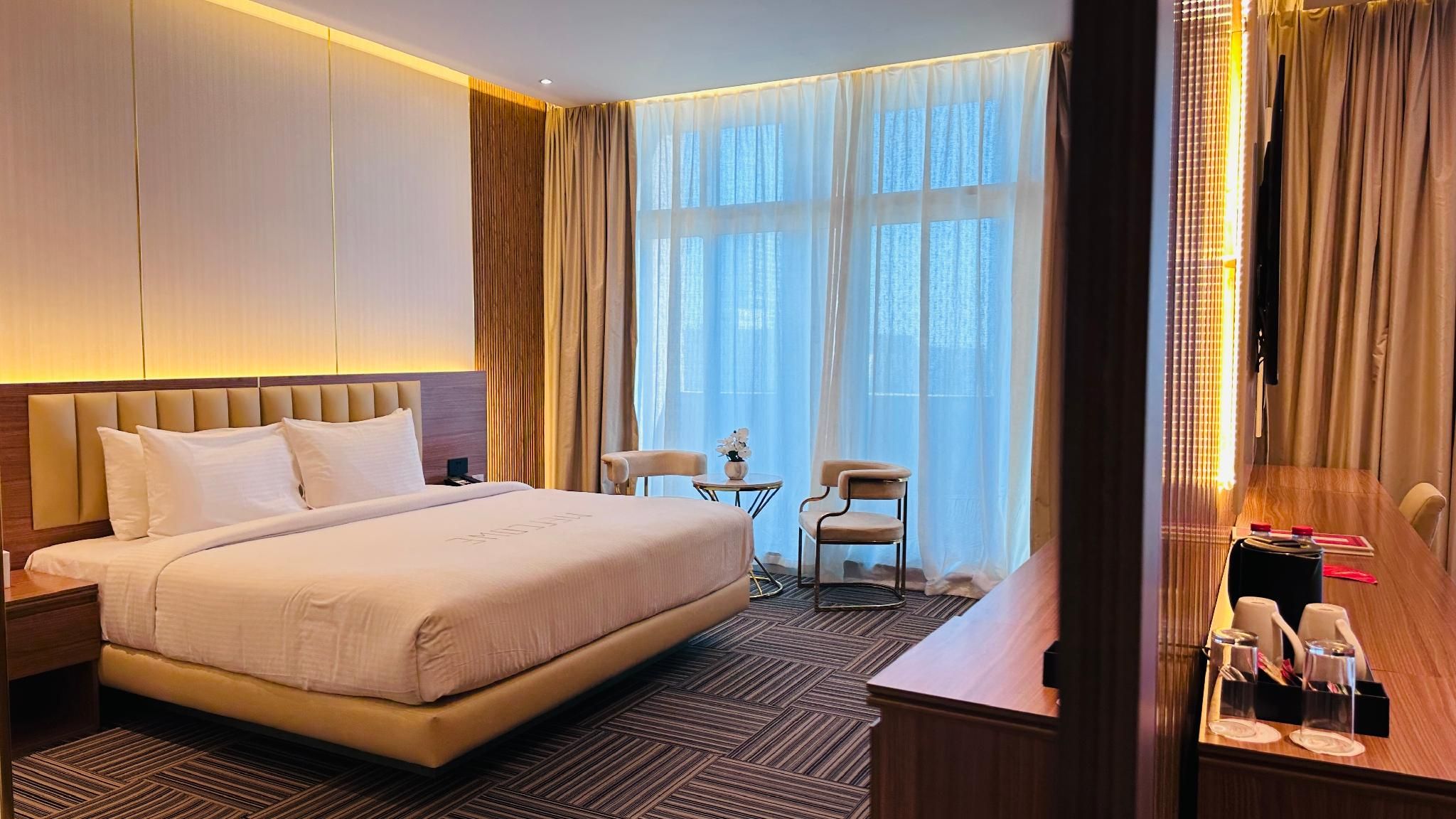 Emirates Grand Hotel Deluxe King Room with Burj Khalifa View 3