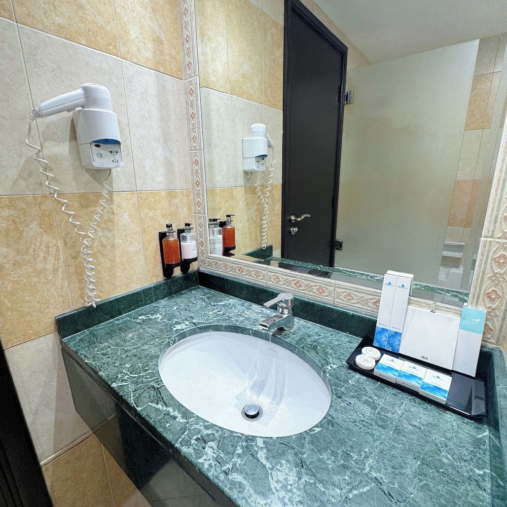 Emirates Grand Hotel Deluxe King Room with Burj Khalifa View 5