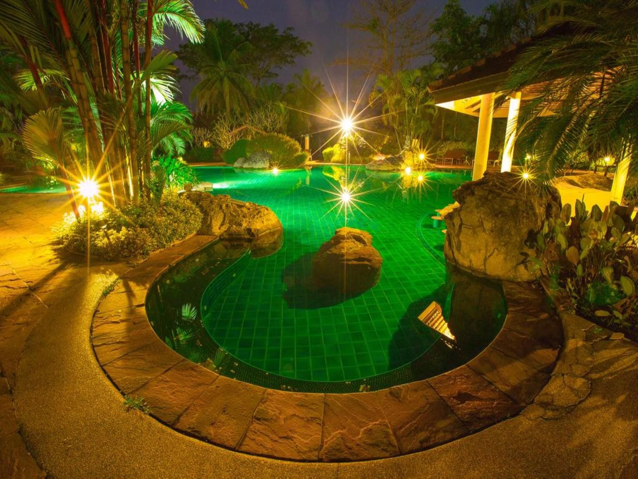 swimming pool [outdoor]