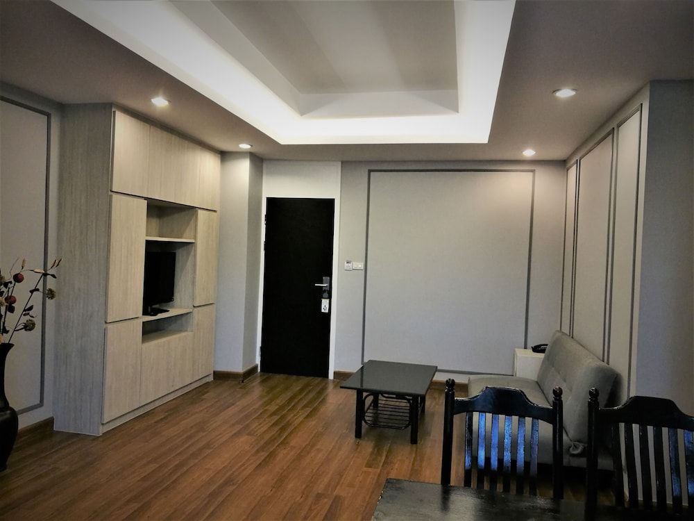 Boss Hotel Executive Suite 18