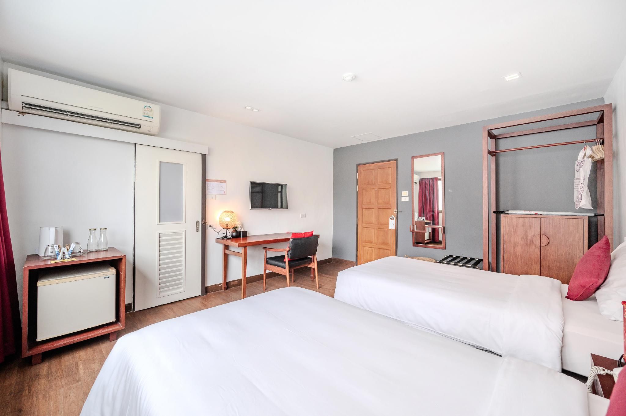 Ruamchitt Plaza Hotel Deluxe Twin Room 7
