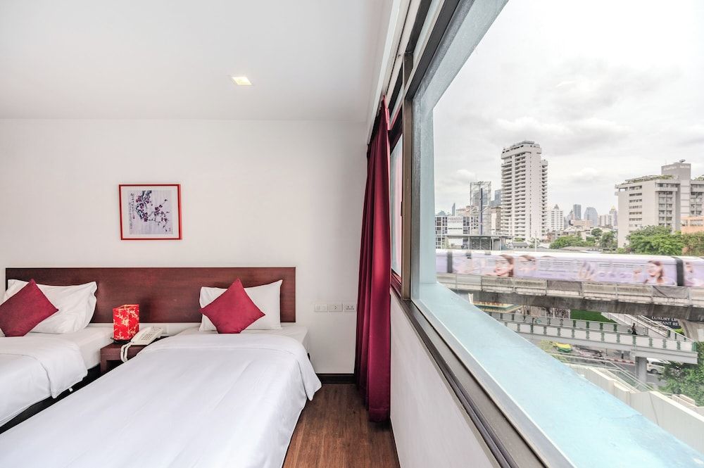 Ruamchitt Plaza Hotel Deluxe Twin Room 5