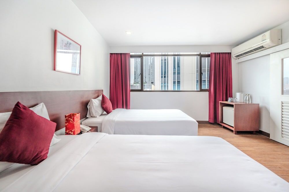 Ruamchitt Plaza Hotel Deluxe Twin Room 4