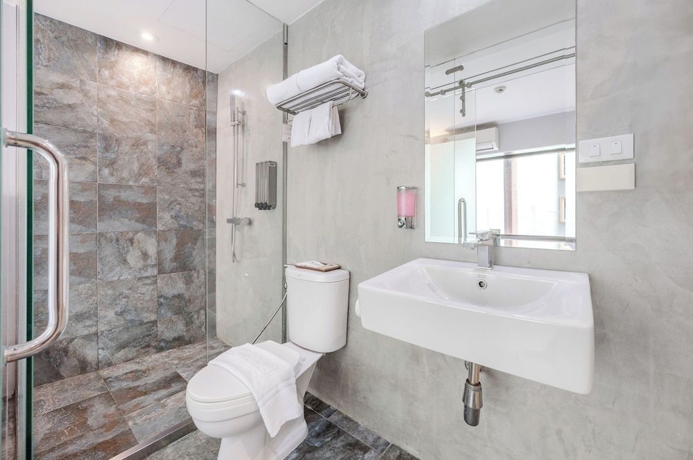 Ruamchitt Plaza Hotel Superior Double Room 7