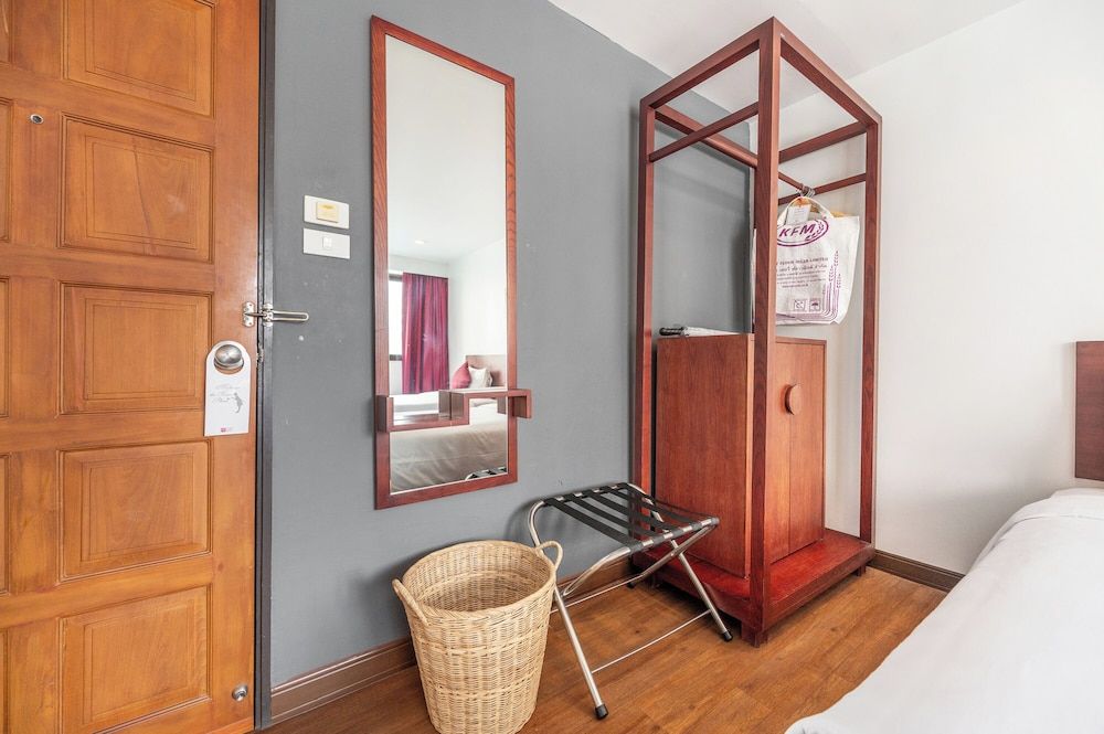 Ruamchitt Plaza Hotel Deluxe Twin Room 10