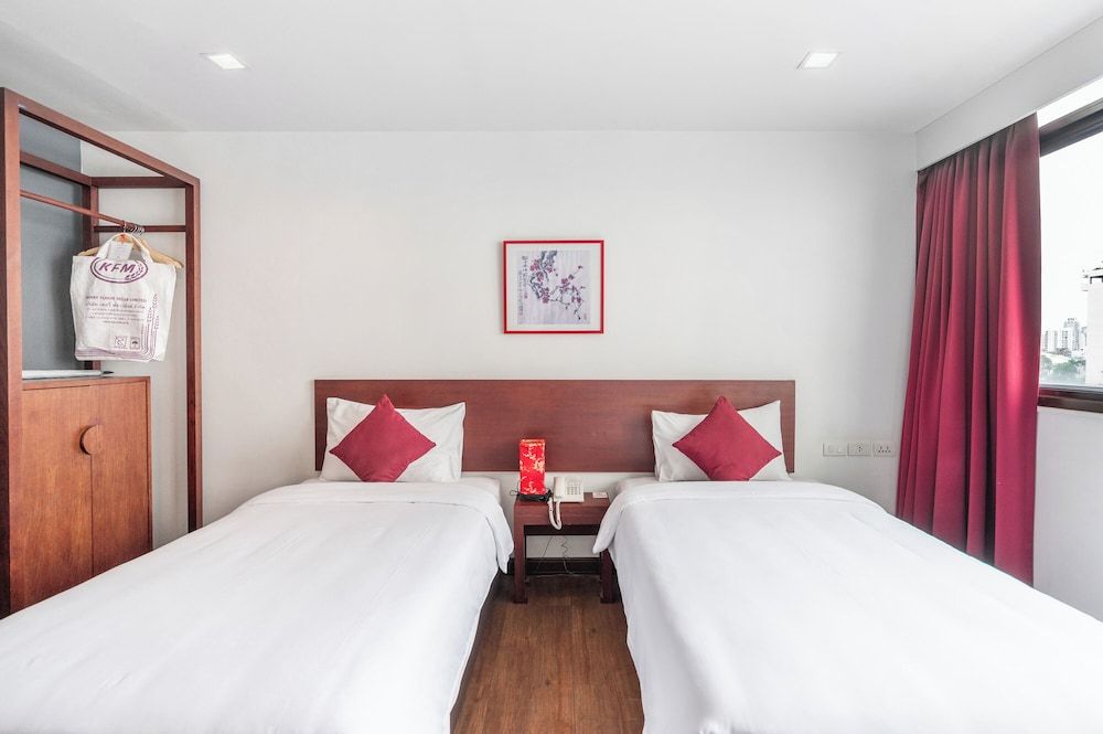 Ruamchitt Plaza Hotel Deluxe Twin Room 3