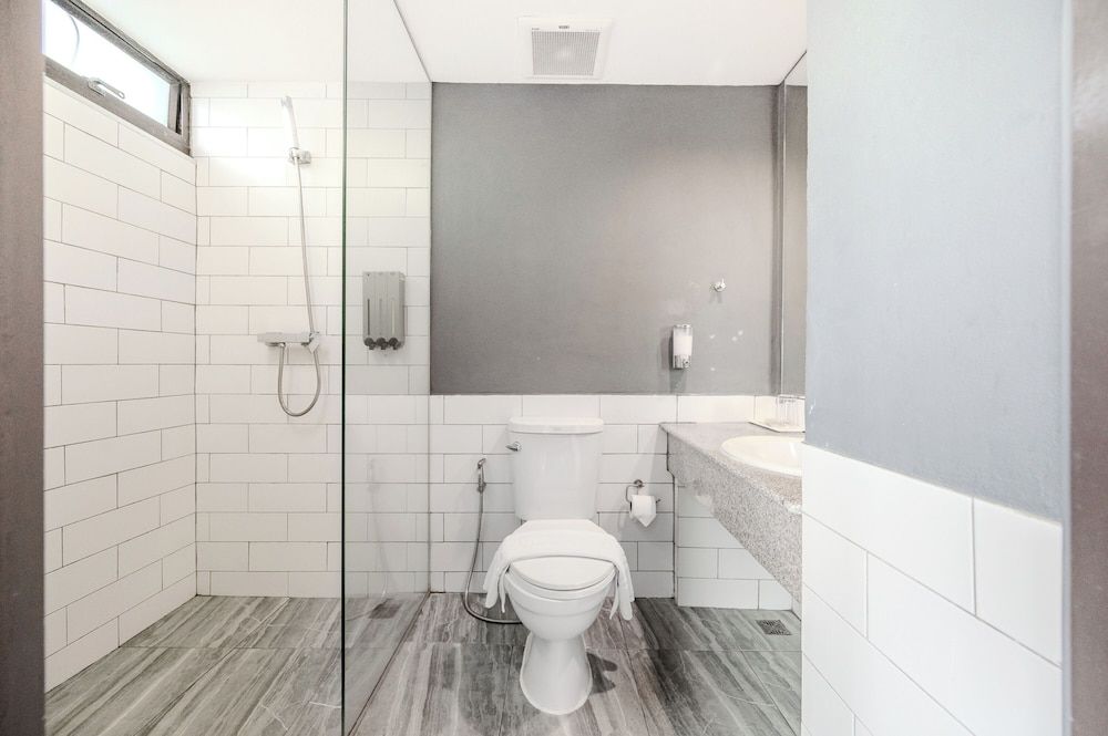 Ruamchitt Plaza Hotel Deluxe Twin Room 9