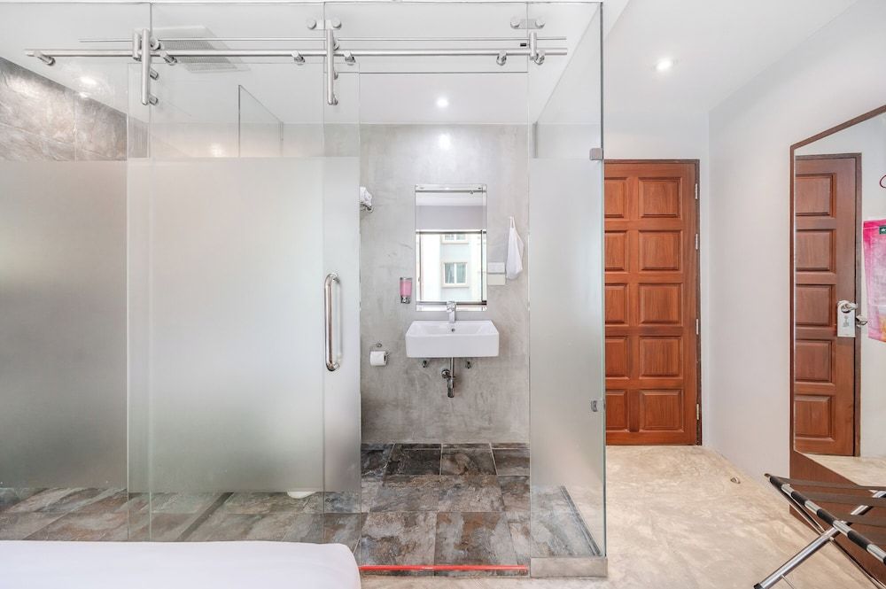 Ruamchitt Plaza Hotel Superior Double Room 6