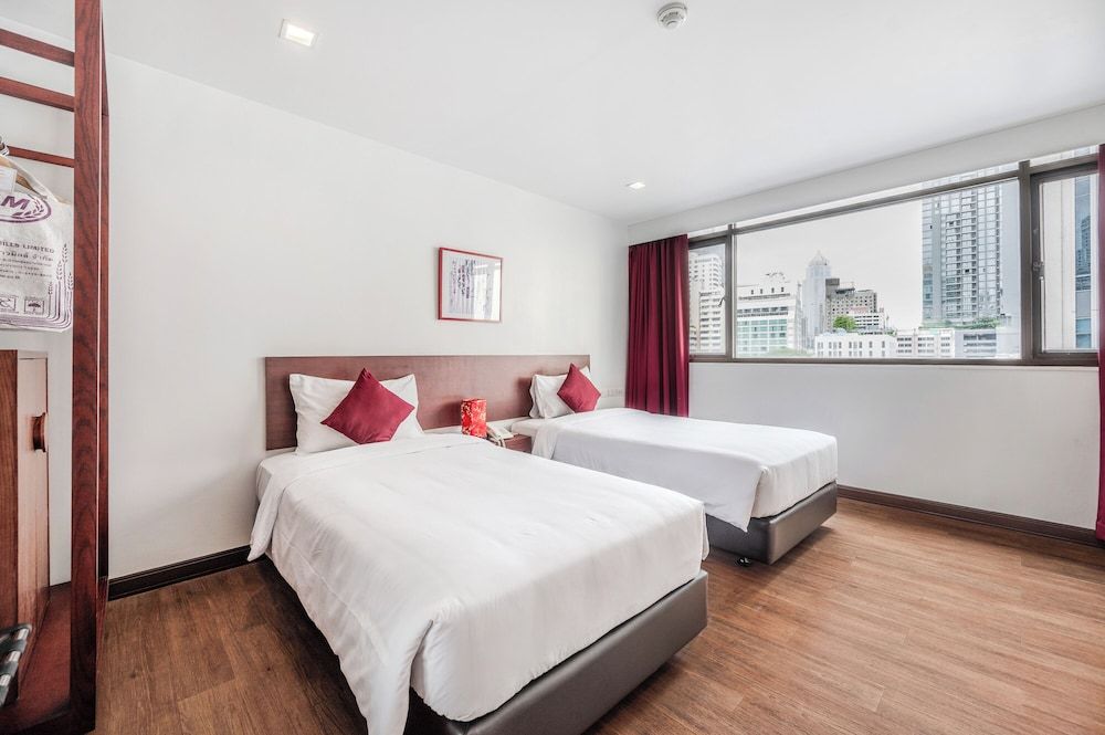 Ruamchitt Plaza Hotel Deluxe Twin Room 2