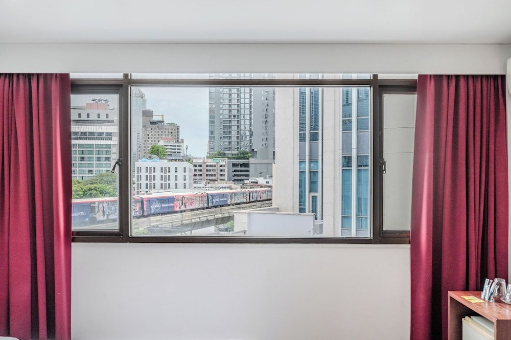 Ruamchitt Plaza Hotel Deluxe Twin Room 8