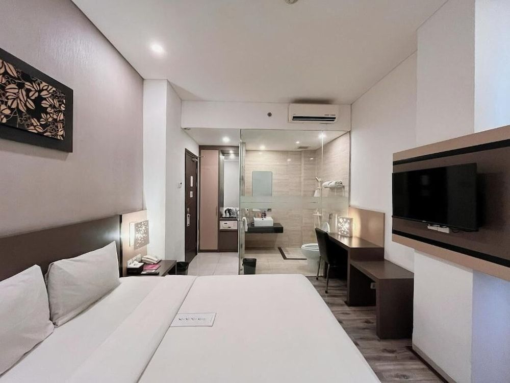 Oak Tree Urban Jakarta Deluxe Room 7