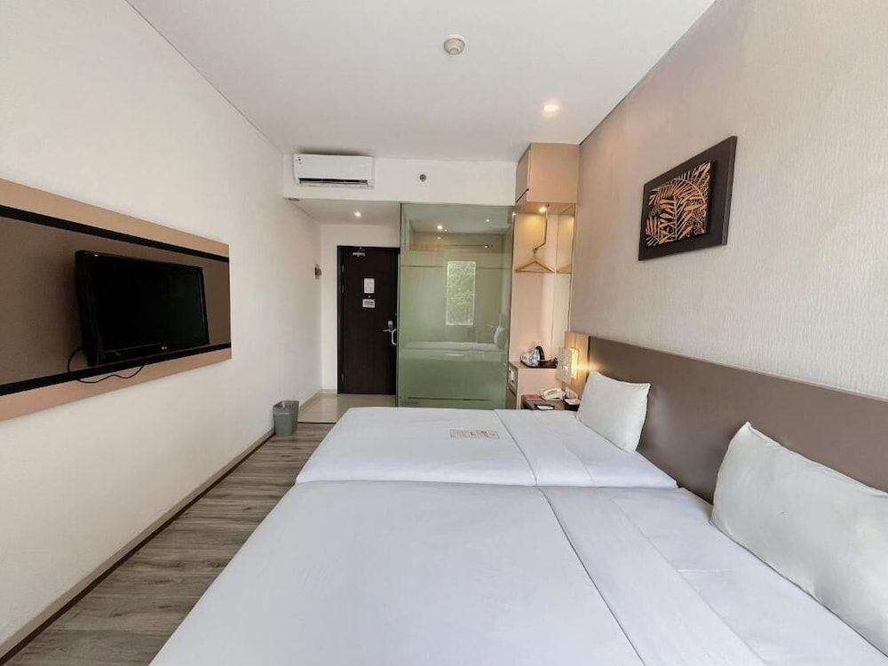 Oak Tree Urban Jakarta Deluxe Room 6