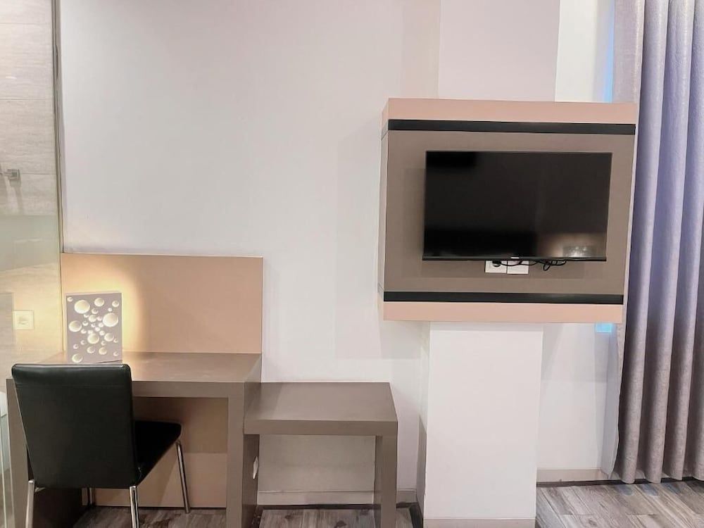 Oak Tree Urban Jakarta Deluxe Room 9