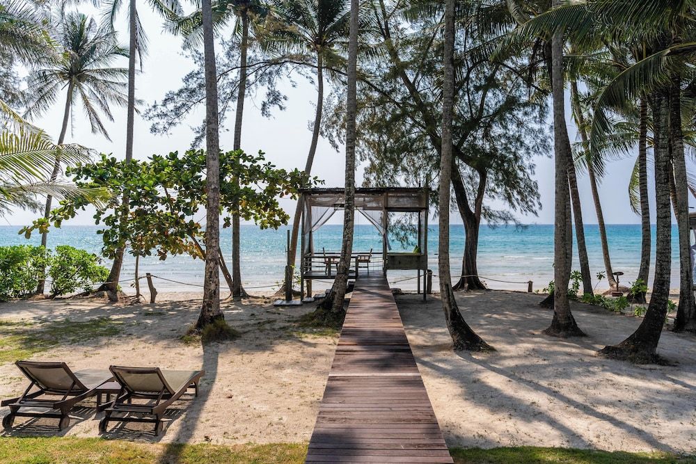 High Season Pool Villa & Spa Beachfront Suite Pool Villa 2