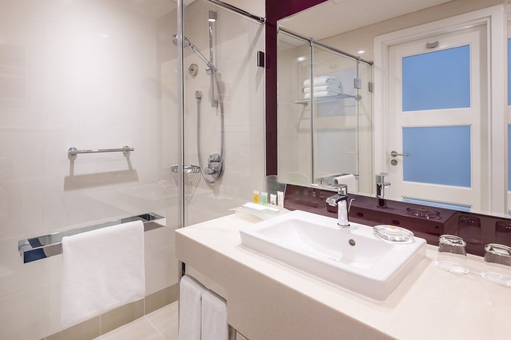 Holiday Inn Muscat Al Seeb by IHG Standard Room, 2 Twin Beds 5