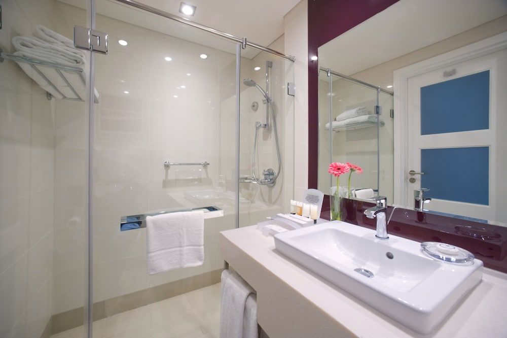 Holiday Inn Muscat Al Seeb by IHG Standard Room, 2 Twin Beds 7