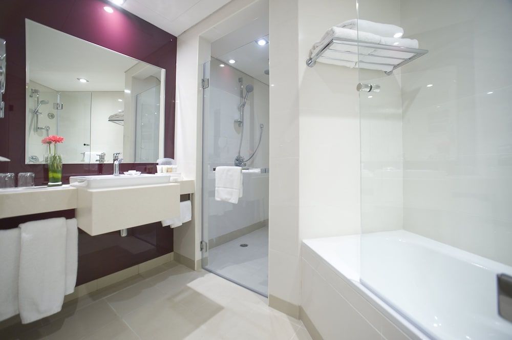 Holiday Inn Muscat Al Seeb by IHG Standard Room, 2 Twin Beds 8