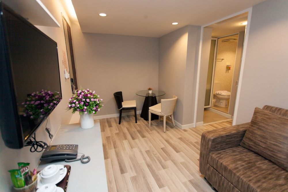 undefined Nantra Ploenchit