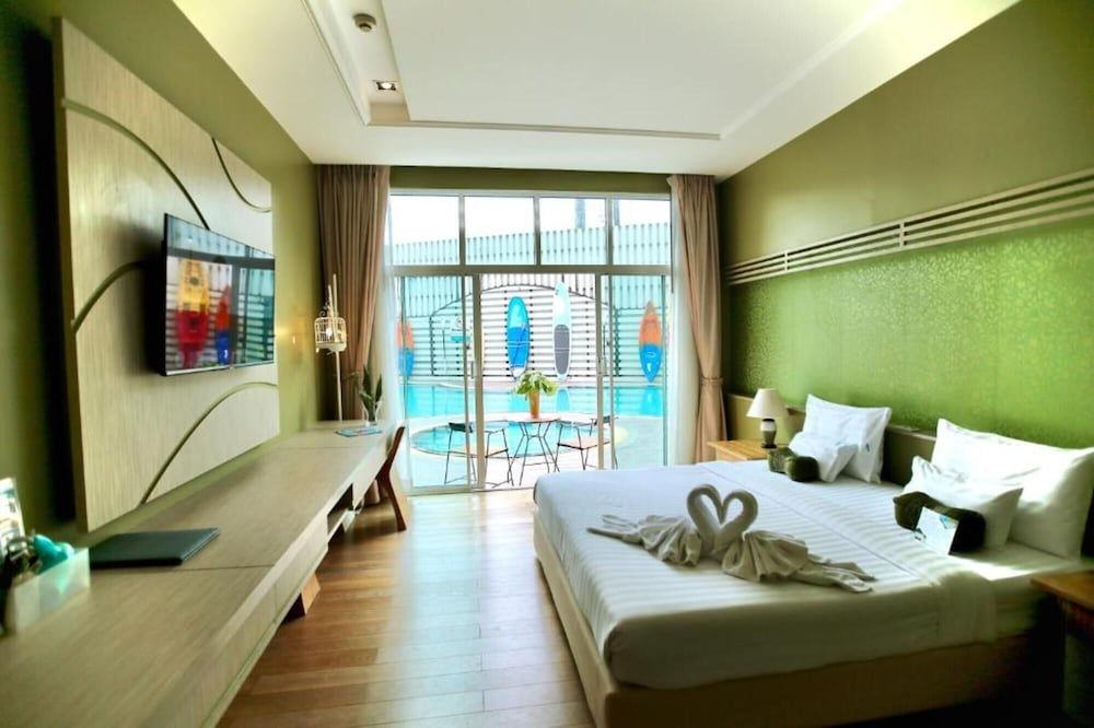 A-Te Chumphon Hotel Deluxe Double Room, Pool Access