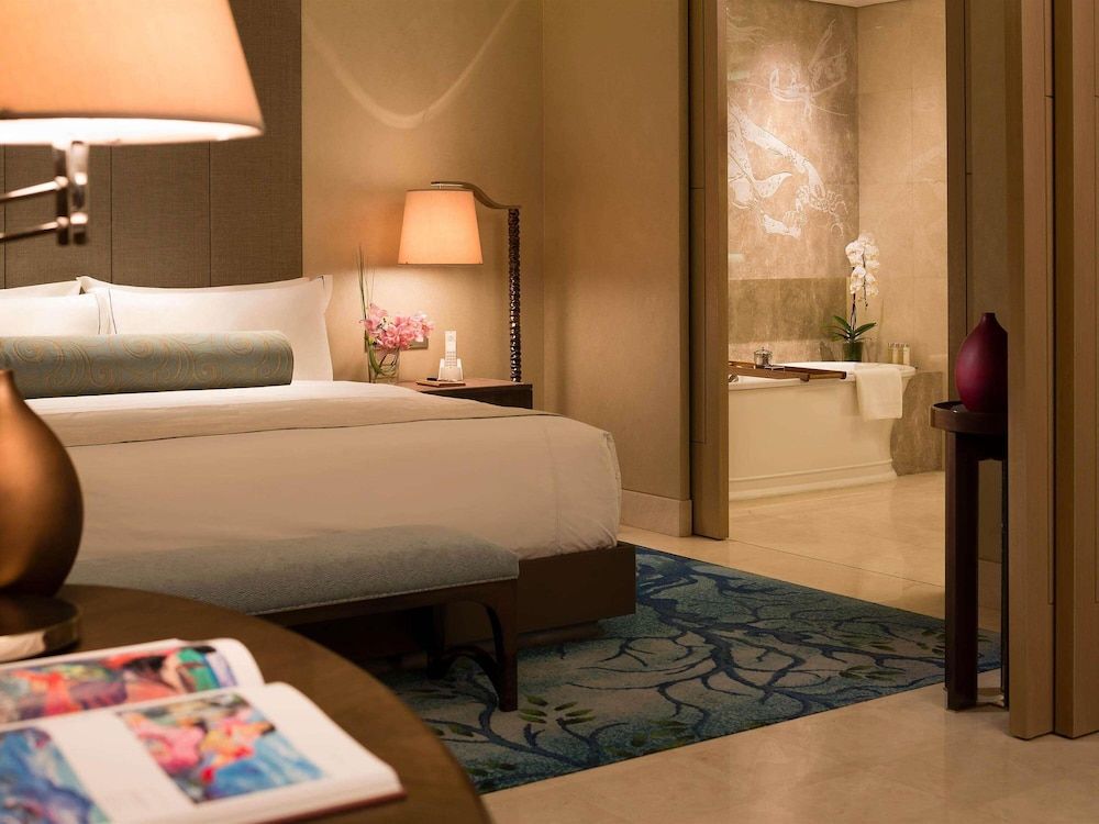 Raffles Jakarta Raffles, Room, 1 King Bed, Garden View 3