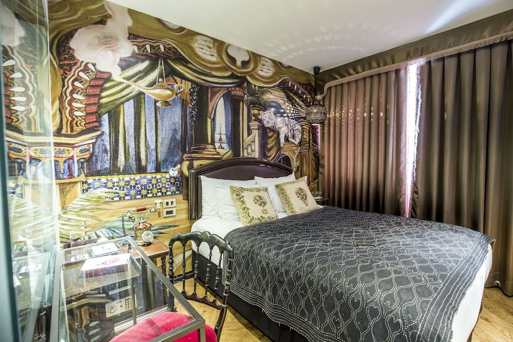 PlayHaus Thonglor Mini Queen 8