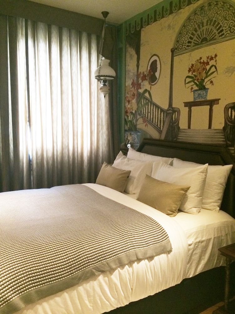 PlayHaus Thonglor Mini Queen 2