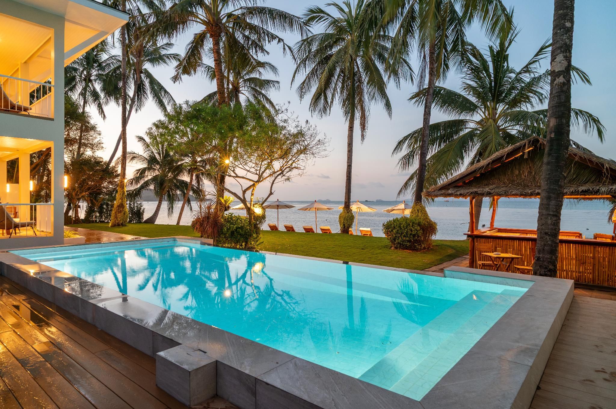 Swimming pool [outdoor]