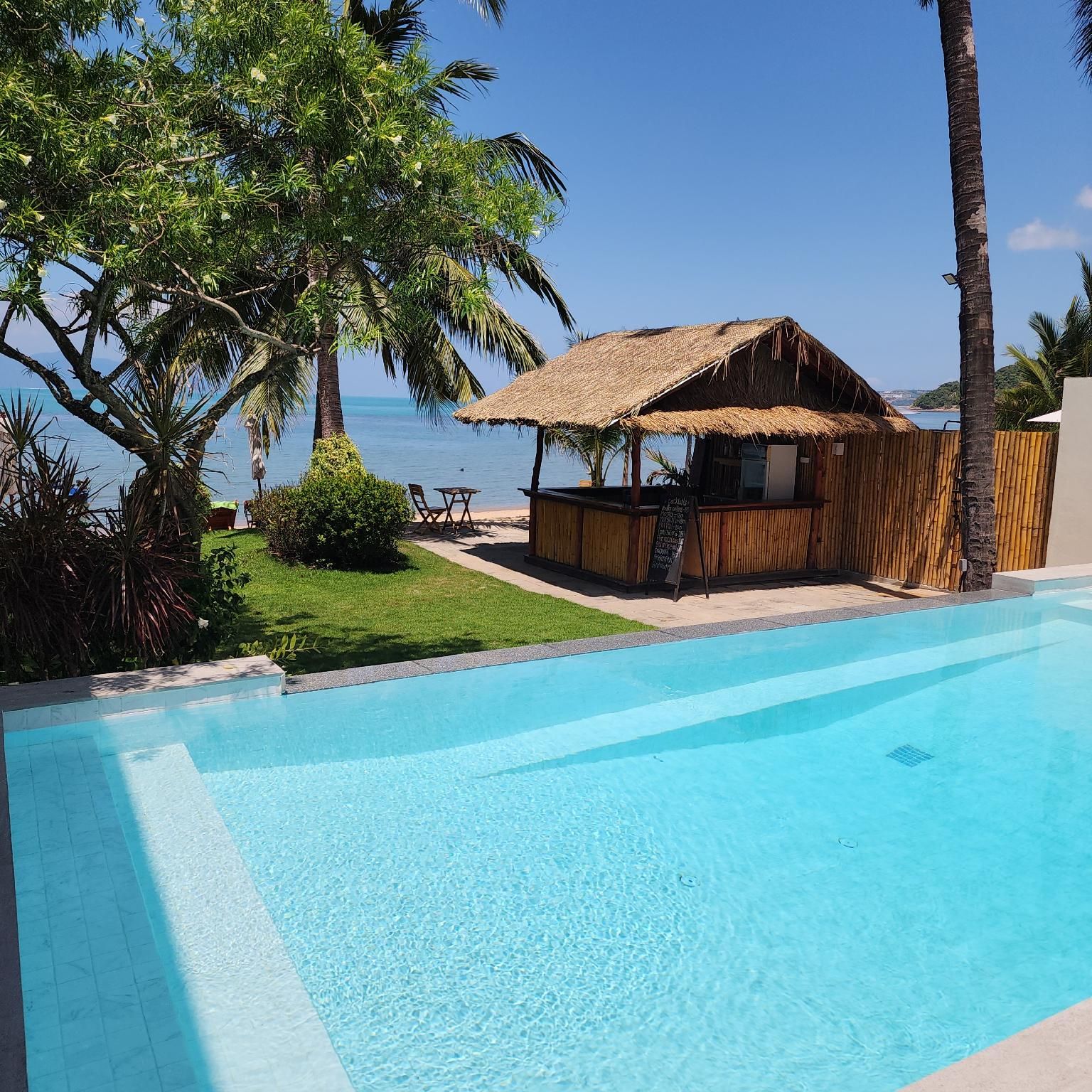 Swimming pool [outdoor]