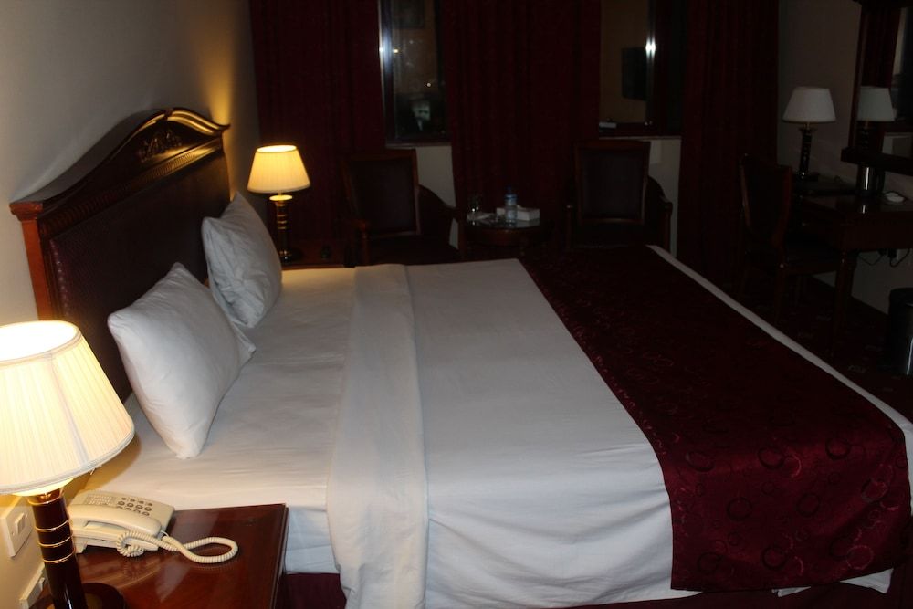 Mount Royal Hotel Single Room 7