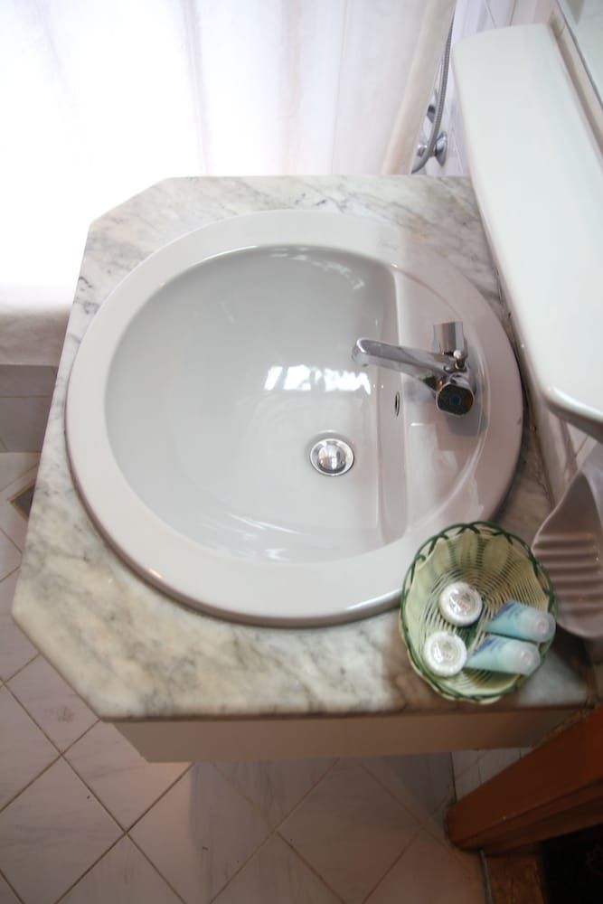 Mount Royal Hotel Single Room 13