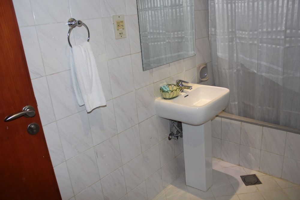 Mount Royal Hotel Single Room 11