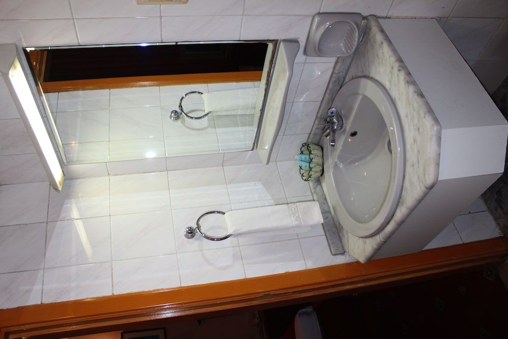 Mount Royal Hotel Single Room 9