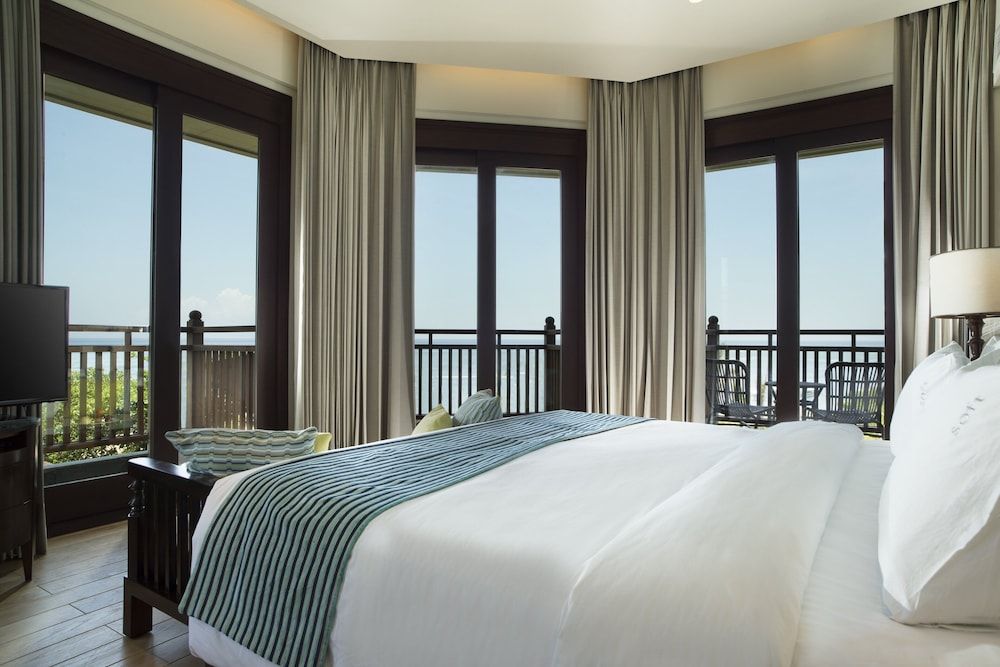 Suite, 1 King Bed, Sea View