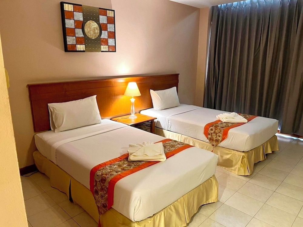 Crown Pattaya Beach Hotel Superior Twin Room 2