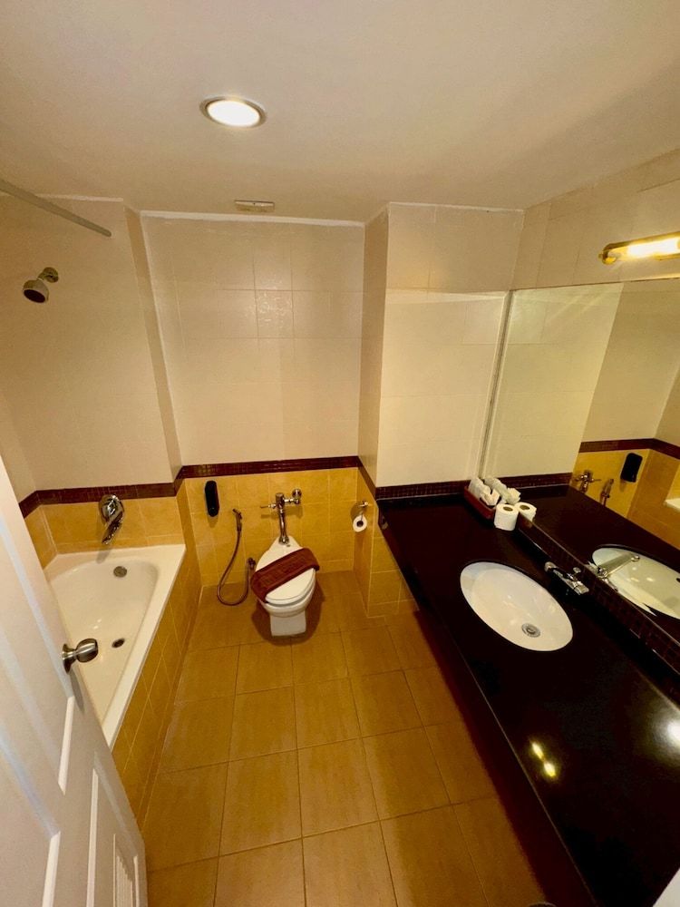 Crown Pattaya Beach Hotel Superior Twin Room 3