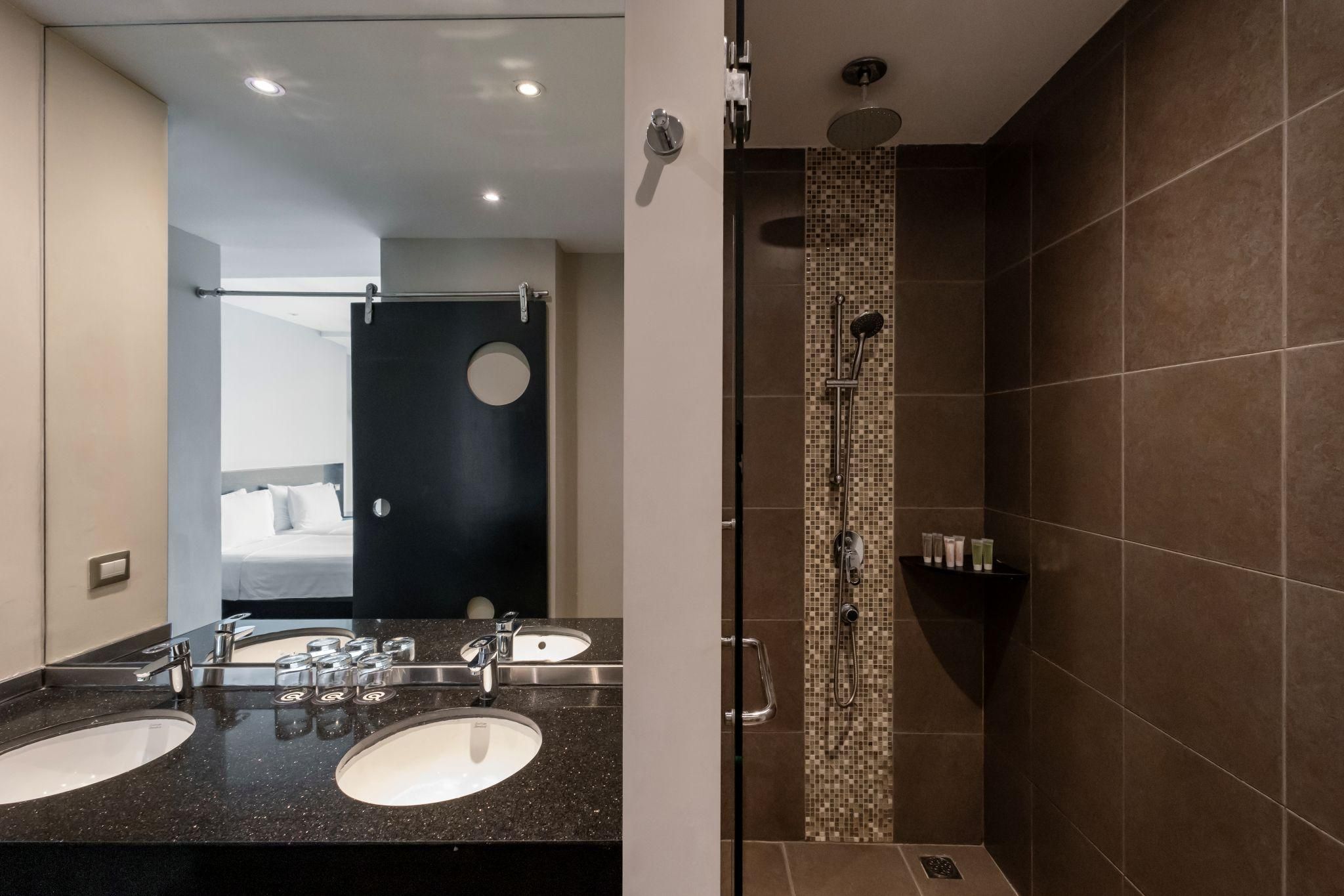 Deluxe Triple 3 Singles