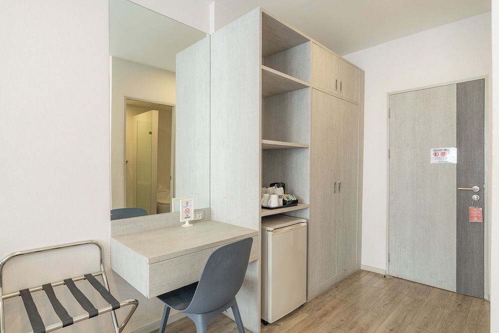 Ratchadamnoen Residence Deluxe Triple Room 19