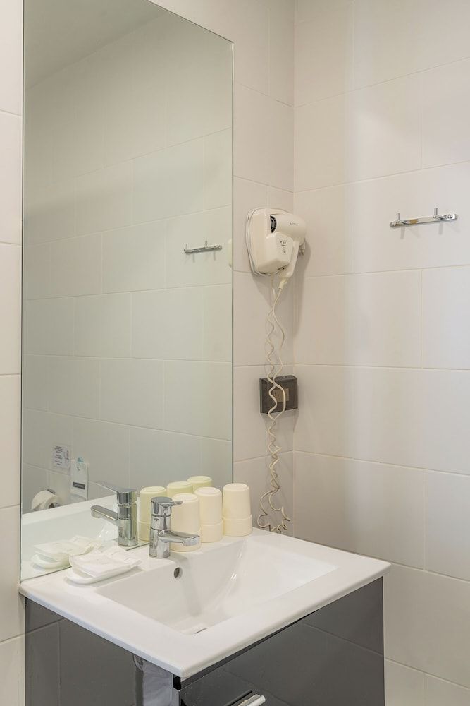 Ratchadamnoen Residence Deluxe Triple Room 14