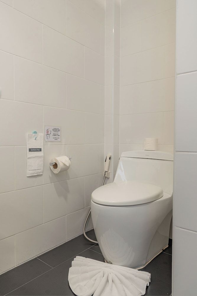 Ratchadamnoen Residence Deluxe Triple Room 13