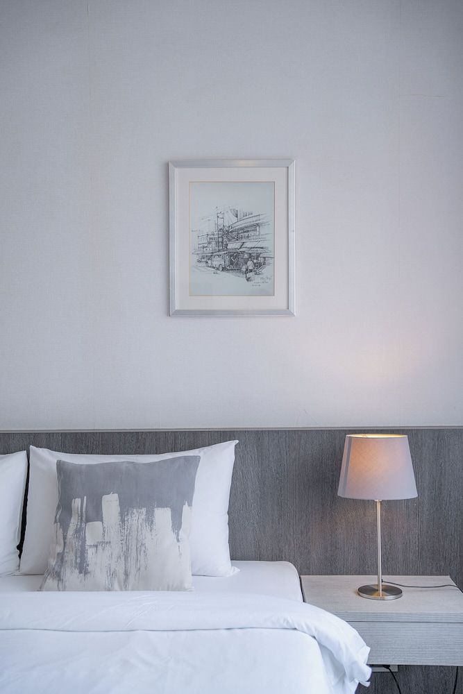 Ratchadamnoen Residence Deluxe Triple Room 9